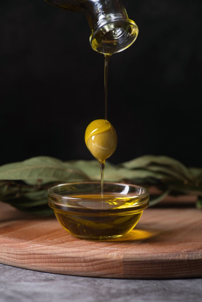 Maslinovo ulje iz bliza koje se sliva u posudu